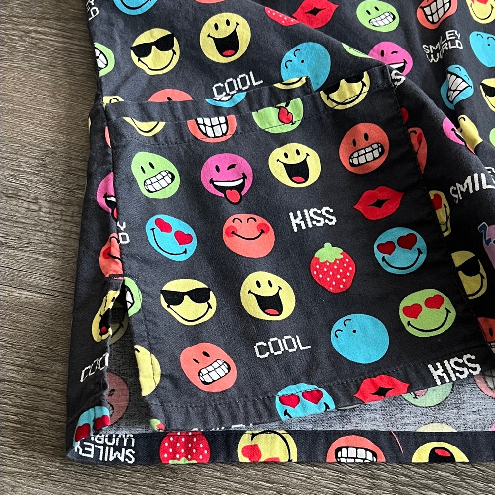 Smiley World Graphic scrub Top S - Picture 7 of 8